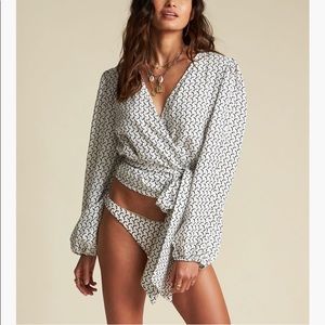 NWT BillabongxSincerely Jules Wrapped in Love top